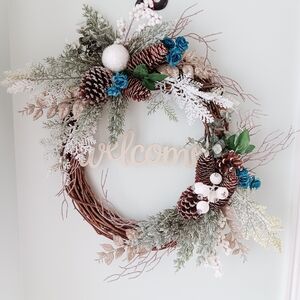Wreath Flippers Handcrafted 18" Frosted "Welcome" Sign Grapevine Wreath